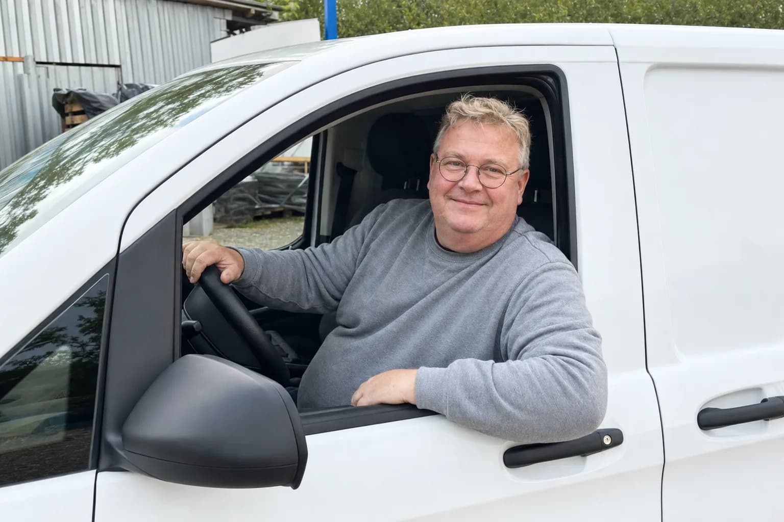 Team von Kammerjäger Sommer vor dem Servicefahrzeug